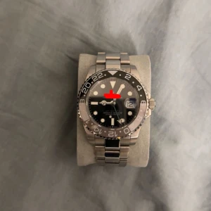 Klocka  - Fin klocka i bra skick, önskas det närmre bilder kan det lösas, extra länkar medföljer 