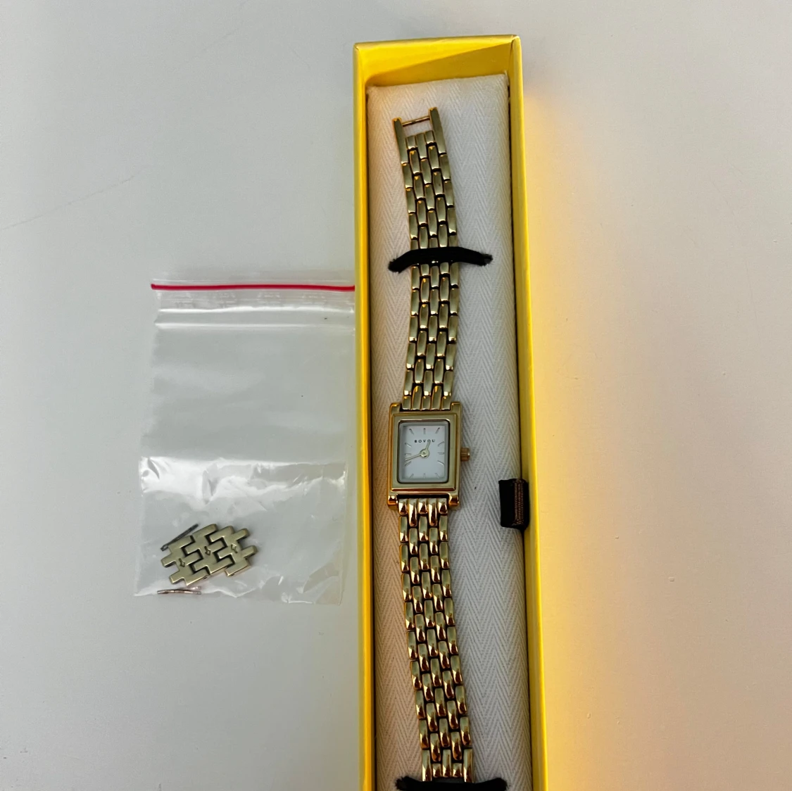 Guldig fyrkantig klocka från Bovou - 2