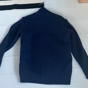 Mörkblå pufferjacka Leon Marcél S - Snygg mörkblå pufferjacka från Leon Marcél i storlek S. Jackan har quiltad framsida med två dragkedjefickor och stickade ärmar samt rygg. Hög krage och hel dragkedja framtill. Perfekt för dig som gillar stilren och modern look. Aldrig använd prislapp sitter på den. Nypris 1200!