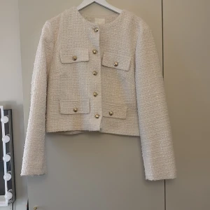 Superfin jacka från hm - Superfin vit kavajjacka från hm som aldrig kommit till användning. Helt nytt skick. 