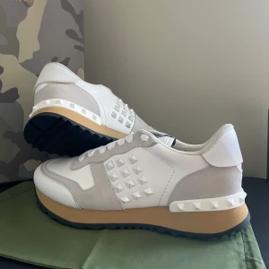 Valentino Garavani Rockrunner sneakers - Snygga Valentino Garavani Rockrunners som är endast använda ett par gånger, allt originellt finns och skickas med. Perfekt nu till slutet av sommarn eller till skolstarten! Bara att höra av sig vid frågor eller om flera bilder önskas!