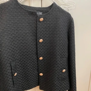 Kappa - Kappa från zara, jätte fin med guldiga knappar och aldrig använd