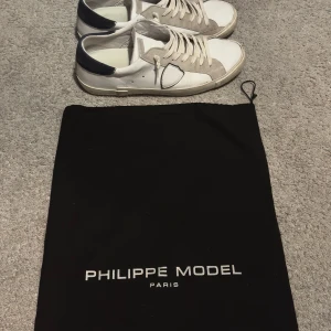 Philippe Model 44  - Snygga vita sneakers från Philippe Model. Pris ej hugget i sten.