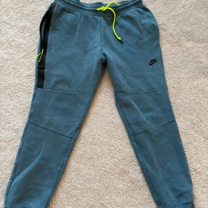 Nike tech mjukisbyxor  - Nike mjukisbyxor gröna. Skit bra skick. Pris kan diskuteras 