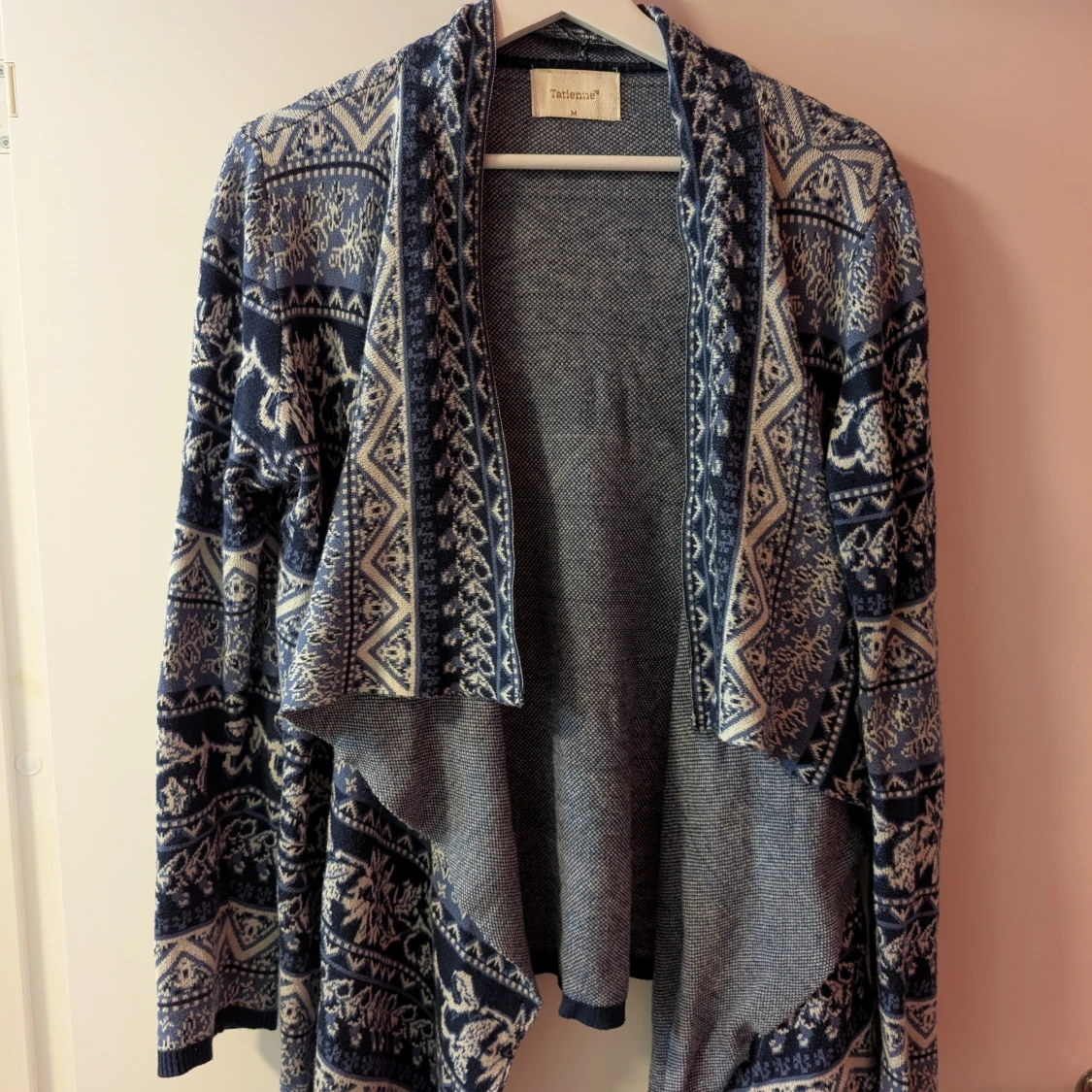 Blå mönstrad kofta