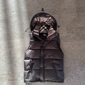 Burberry jacka väst S - Säljer en svart dunjacka från Burberry. Väldigt snygg och eftertraktad. Akutsäljs. Skicka dagen efter om imte samma dag.