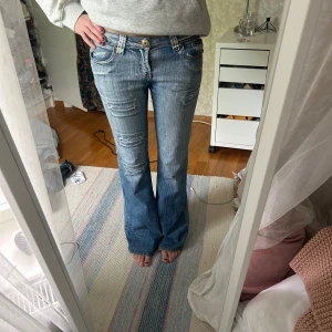 Coola jeans  - Återsäljer dessa snygga jeans 😍😍 innerbenslängden är 88 cm, tjejen på bilden är 176🩷 