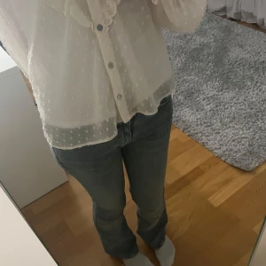 Lågmidjade bootcut jeans - Säljer ett par superfina blåa lågmidjade och bootcut jeans pga de har blivit för små tyvärr❤️Köpta för 600 kr och säljer för hälften!💞💞