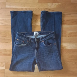 Low boot jeans  - Mörkblå low boot jeans, från lager 157. 