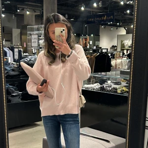 Soft goat tröja  - Säljer en populär stickad tröja från soft goat i modellen ”Boyfriend crewneck” (då hette modellen O-neck) i en rosa färg. Äkta kashmir vilket gör att den håller läääänge🥰🥰 Storlek S, ALLT original följer med såsom kartong, extra tråd och lapp🌸 Har en liten missfärgning som kanske försvinner i tvätten, lovar inget! Nypris är 2895kr, så detta är verkligen ett kap! 