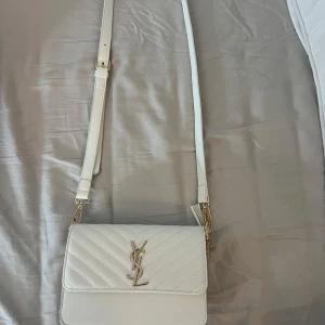 Vit axelväska från Yves Saint Laurent - En jätte fin väska som passar till de mesta och är nästan helt ny 🤍