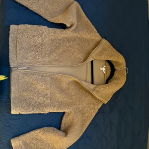 Beige teddyjacka från H&M - Säljer den virala Teddyjackan från H&M då den inte kommer till användning och bara ligger i garderoben, använd endast en  gång!! Super mysig nu till hösten/vintern