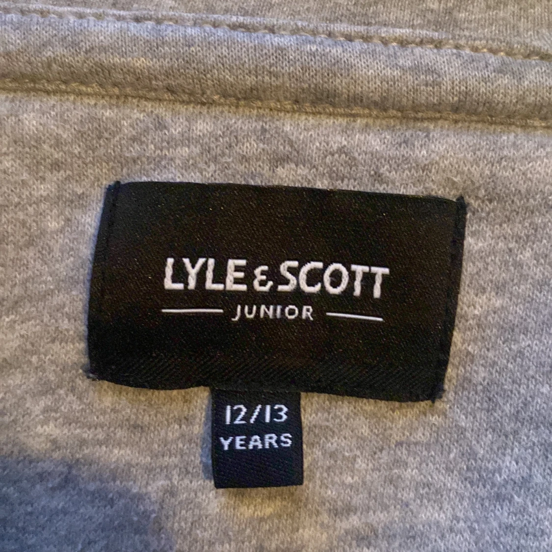 Grå hoodie från Lyle & Scott Junior - 1