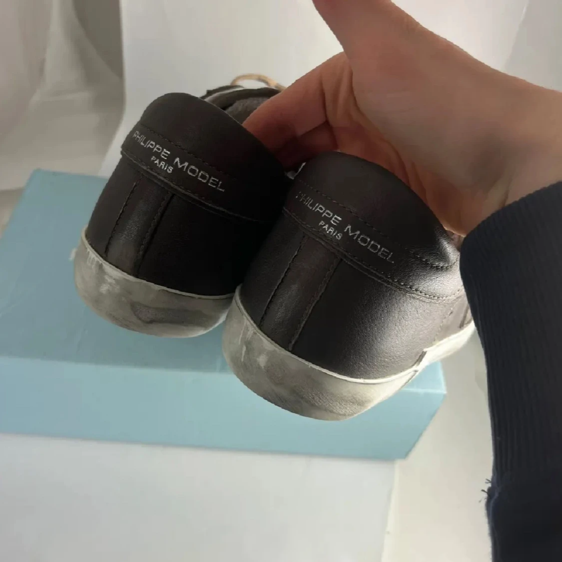 Bruna Philippe Model sneakers i skinn är lite söndriga som ni kan se på sissta bilden fast den syns inte när man har på de 