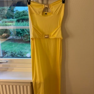 Gul långklänning med snäckdetaljer - Snygg gul långklänning som passar perfekt utomlands!💕Aldrig använd så i toppen skick!