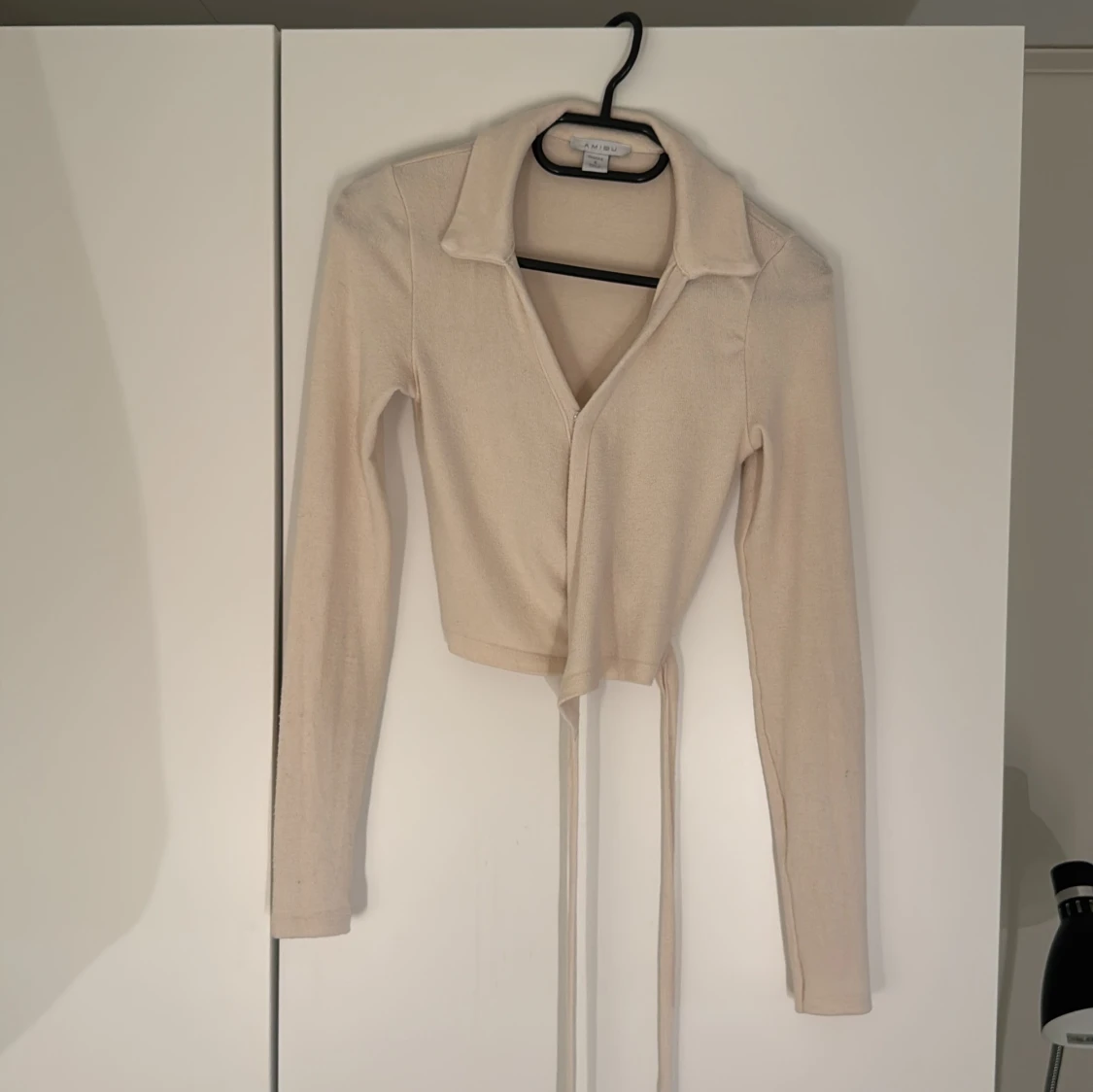 Beige omlottopp från Amisu