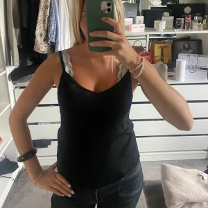 Svart cashmere linne - Säljer ett svart cashmerelinne med smala axelband. 