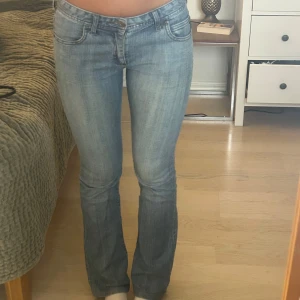 Blå bootcut jeans från Armani Jeans -  Så snygga jeans från Armani (vintage) i storlek 26 (S/M). 39 cm tvärs över vid midjan. Bootcut och low waist.  Stretchiga i jeansmaterialet, därav sköna och bekväma. Passar därav både s och m enligt mig. Säljer endast då de inte kommer till användning längre.