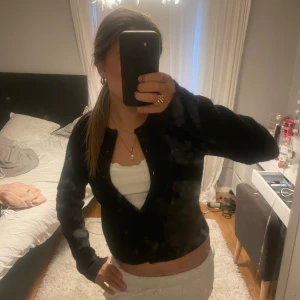 Svart stickad kofta - Säljer denna snygga svarta stickade kofta💓