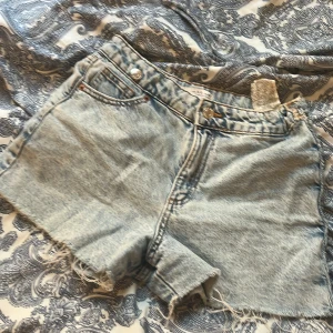 Ljusblå jeansshorts från Zara - Snygga ljusblå jeansshorts från Zara i storlek 152 passar xxs-xs dom är lågmidjade pris kan diskuteras!💕