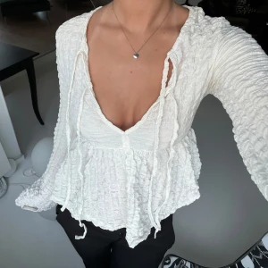 Gullig blus  - Säljer denna söta vita blusen från gina tricot! Aldrig använd! Snören som man kan knyta på olika sätt eller ha dom hängande! 