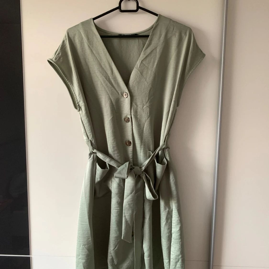 Ljusgrön klänning med knyt - 1