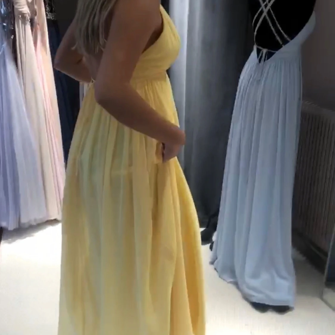 Gul långklänning med v-ringning