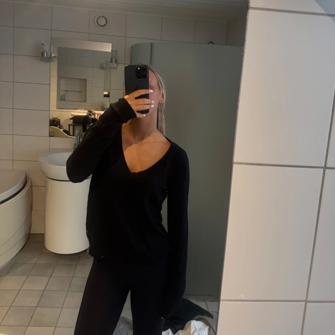 Svart v-ringad stickad tröja 