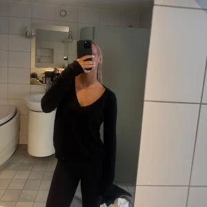 Svart v-ringad stickad tröja  - Svart stickad tröja med djup v-ringning och långa ärmar. Modellen är enkel och har en loose passform som ger en chill vibe.  Cashmere tröja från Twist and Tango. Pris kan diskuteras 