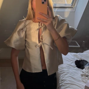 fest topp  - superfin med puffärmar, aldrig använd lappen sitter kvar 