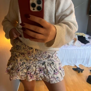 Blommig volangkjol  - Supersöt kort kjol med blommigt mönster från Neo Noir🥰