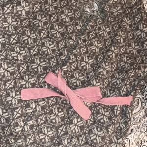 Mönstrad kofta från Odd Molly med rosa knyt - Superfin kofta från Odd Molly i grått och vitt med stickat mönster och broderad fågel vid halsen. Omlottmodell med rosa knytband framtill och mjukt ullmaterial. Perfekt för dig som gillar detaljer och snygga mönster. Strl 3