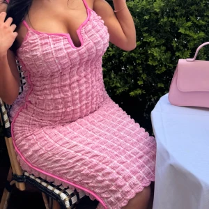 Havanna Honeycomb rosa midiklänning - Säljer en superfin rosa midiklänning från Havanna med honeycomb-struktur och smala axelband. 