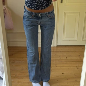 Lågmidjade jeans - Snygga blå jeans från Weekday i storlek W24/L30. Jag är 164cm för referens. Ser ut som nya då de endast blivit använda en eller två gånger💕
