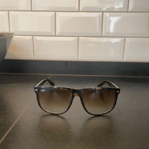 Rayban boyfriend - Tjenare säljer nu de eftertraktade rayban boyfriend, som är i bra skick, fodralet har jag dock tyvärr slarvat bort och där av priset, raybansen e äkta såklart. Bara att höra av dig vid frågor! 