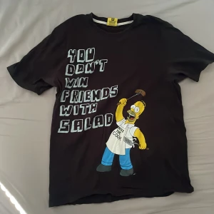 Simpsons tröja - Officiell Simpsons T-shirt i storlek L. Lite sliten på trycket💕