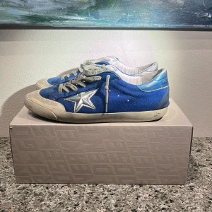 Golden goose 41  - Säljer nu mina unika golden goose i storlek 41 men passar 42, de har lite förslitningar på sulan i hälen, men övrigt väldigt fräscha. På sista bilden ser du även att man kan sätta på märken om man vill, de skickas såklart med resten av innehållet i lådan😁