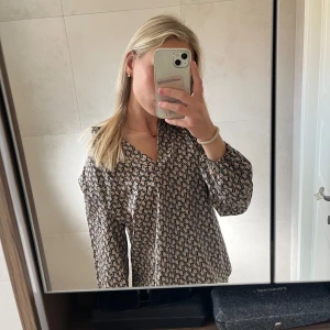 Blus  - Jättefin blus från Shein skulle jag gissa på, sitter lite löst på mig och är lite stor i och med det är min mammas gamla