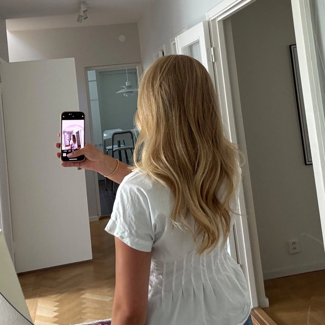 Vit blus med krage och knappar - 1