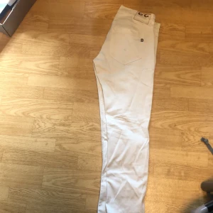 Dondup George jeans - Vita vita dondup george. Det är slim fit jeans i storlek w33 men passar perfekt på mig som har 31-32