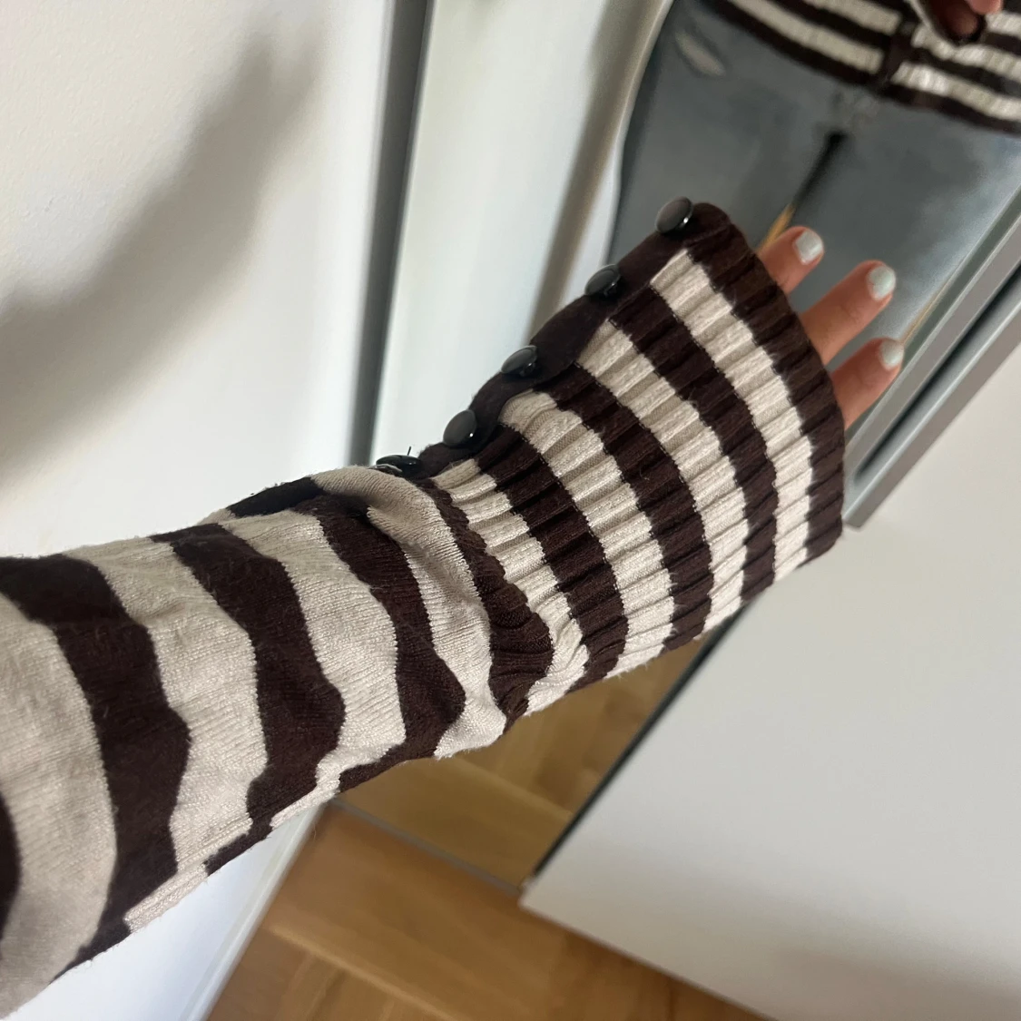 Randig brun och beige kofta med knappar - 3