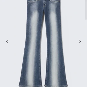 Weekday bootcut jeans - Snygga blå jeans med bootcut-modell och markerade ljusa partier längs benen. Klassisk femficksdesign och normal midja. Perfekta för dig som gillar retrovibbar och vill sticka ut lite extra.