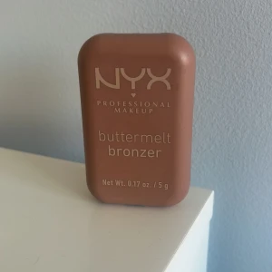 NYX Buttermelt Bronzer 03 Deserve Butta - NYX Buttermelt Bronzer i färgen Deserve Butta, en krämig bronzer med neutral underton för ljus till medium hudton. Endast använd någon enstaka gång, för mörk för mig.
