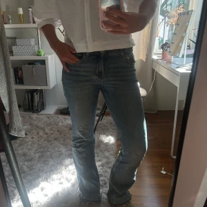 Blå bootcut jeans  - I bra skick! Färgen syns bättre på bild 3. En liten omärkbar slitning på jeansen vid bakre högre ficka