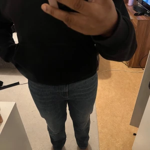 Blå raka jeansbyxor  - Säljer ett par klassiska blå jeansbyxor med rak passform och normal midja. Jeansen har fem fickor och stängs med dragkedja och knapp. Perfekta för dig som gillar enkel och tidlös stil. Passar till sneakers eller boots.