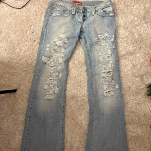 Vintage jeans från Paris  - Super fina bootcut jeans som är köpta i Paris. Midjemåttet är 40 och innerbenslängden är 80
