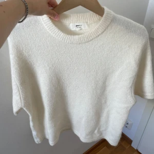 Vit stickad tröja från Gina Tricot - Säljer en vit stickad tröja från Gina Tricot i storlek S. Tröjan har korta ärmar, rund hals och är gjord i en mjuk ullblandning🤍🤍🤍Använd 1 gång!!!