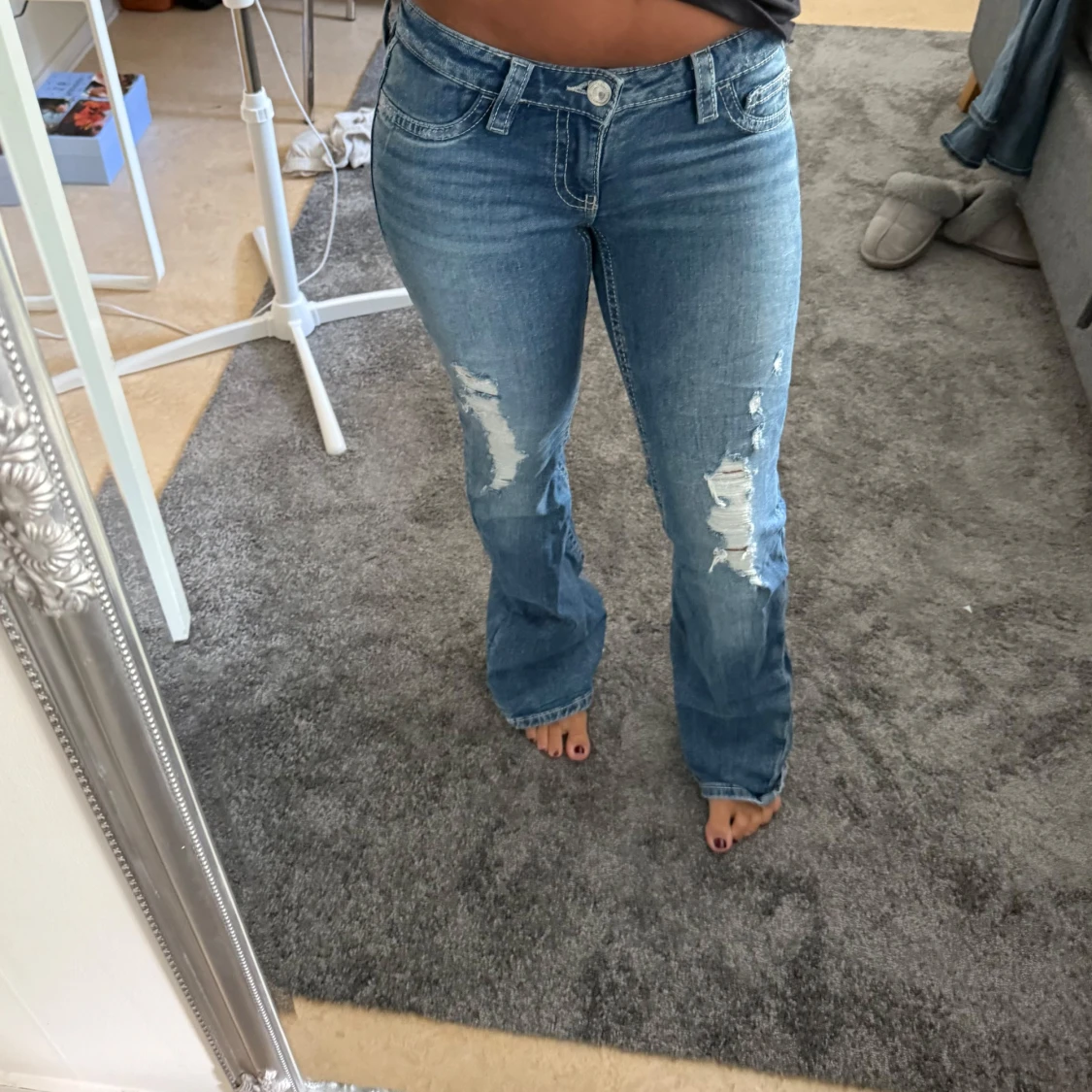 Blå lågmidjade bootcut jeans med slitningar