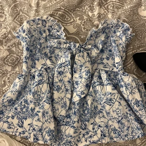 Blommig blus med volang och knyt - Supersöt sommartopp blus i vitt med blått blommönster aldrig andvänd ❣️ från shein 