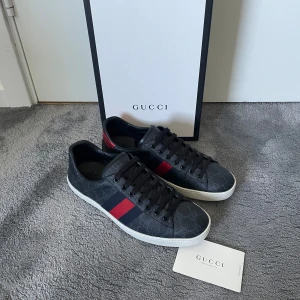 Gucci skor - Tja! Säljer nu dessa extremt snygga gucci ace skorna! Skorna är i storlek 6,5 fit 41! Vid skorna medföljer orginal box och vykort samt små papper från gucci! Skriv vid bilder eller frågor! Vid snbbaffär=bättre pris! Skorna är i fint skick men har lite heeldrag de näst sista bilden!